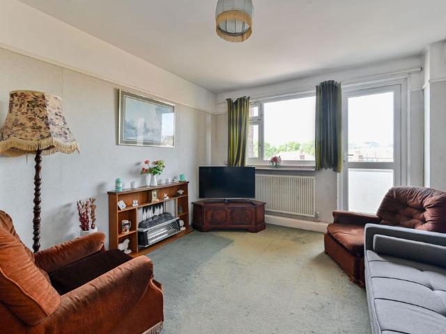 Flat for sale in Battersea, Greater London