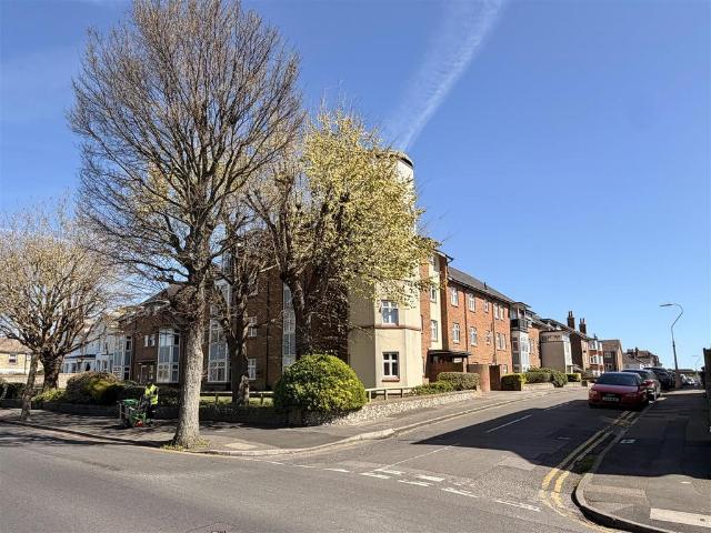 Flat for sale in Roselands, Eastbourne