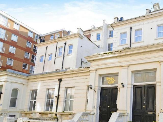 Flat for sale in Bohemia, Guestling Green