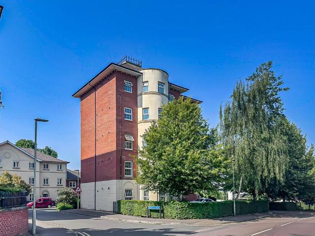 Flat for sale in Wotton Pitch, Gloucester