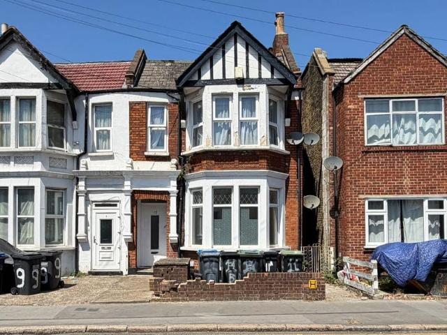 Flat for sale in London Borough of Croydon, Greater London
