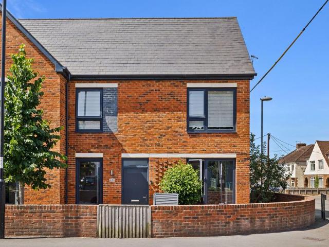 Flat for sale in Perryfields, West Sussex