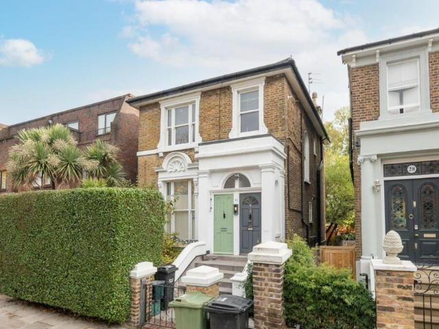 Flat for sale in Kilburn, Greater London