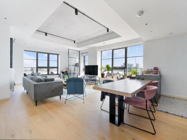 Flat for sale in E14, London