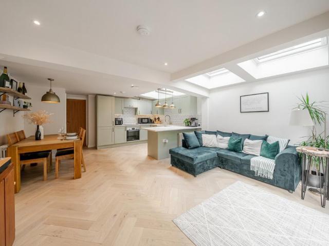 Flat for sale in Stockwell, Greater London