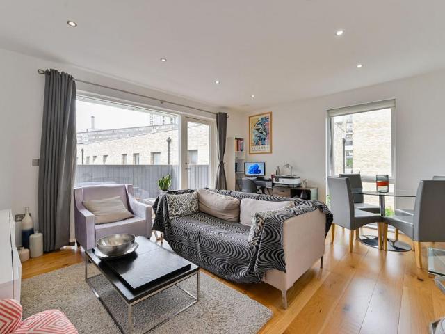 Flat for sale in Walworth, Greater London