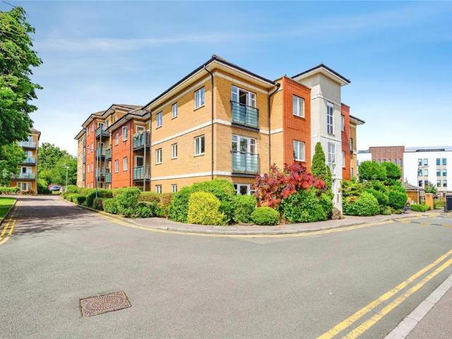 Flat for sale in Dunstable, Bedfordshire