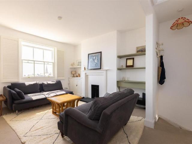 Flat for sale in Bohemia, Guestling Green