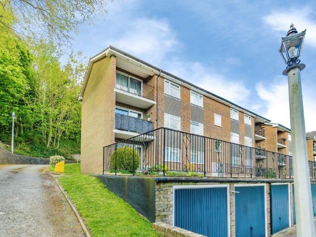 Flat for sale in Hillview, Surrey