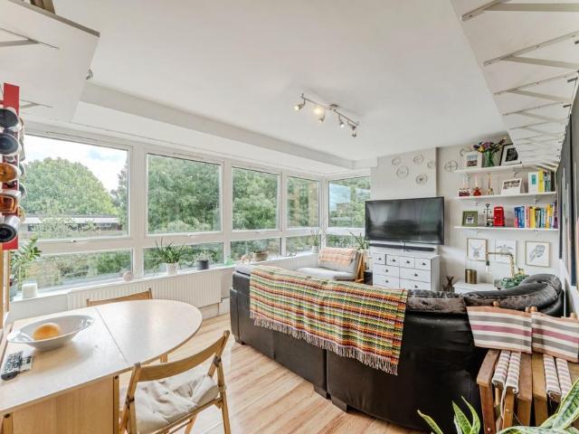 Flat for sale in London Borough of Wandsworth, Greater London