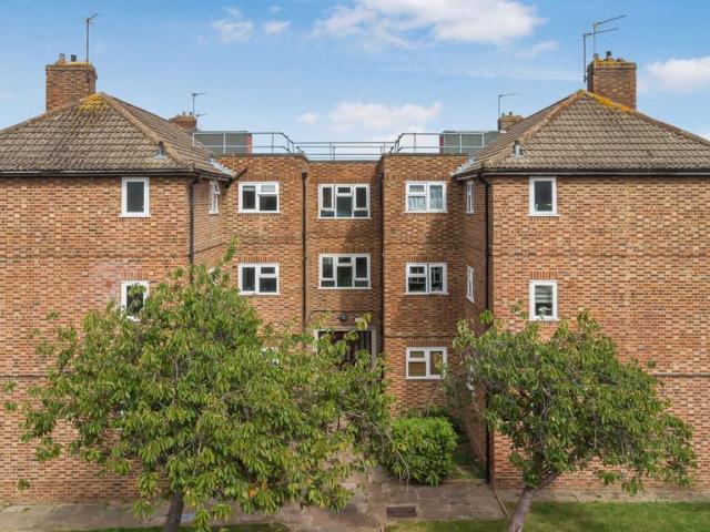 Flat for sale in Streatham Hill, Greater London