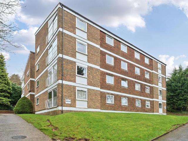 Flat for sale in Fole, Surrey