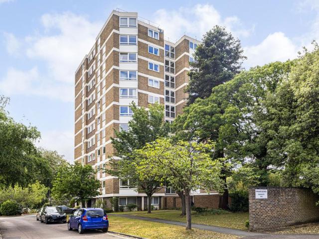 Flat for sale in Hampton Wick, Greater London