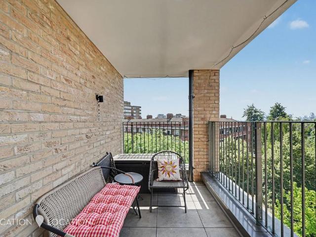 Flat for sale in Stoke Newington, Greater London