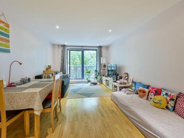 Flat for sale in London Borough of Merton, Collier's Wood