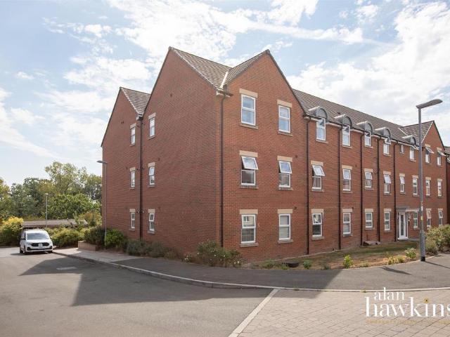Flat for sale in Royal Wootton Bassett, Wiltshire