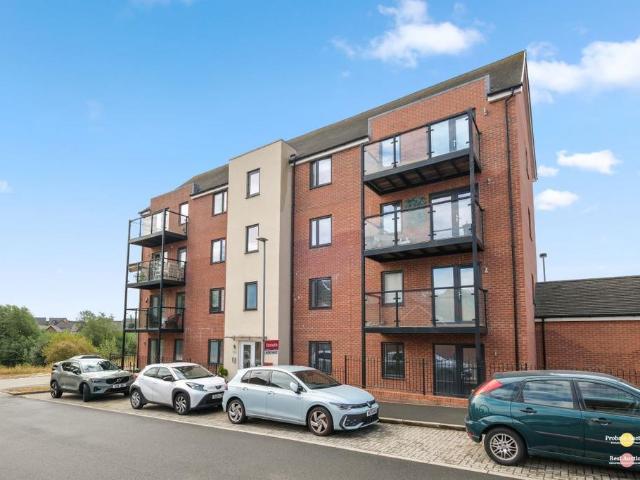 Flat for sale in Kingsmead, Shenley Brook End