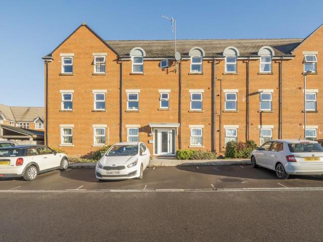 Flat for sale in Royal Wootton Bassett, Wiltshire