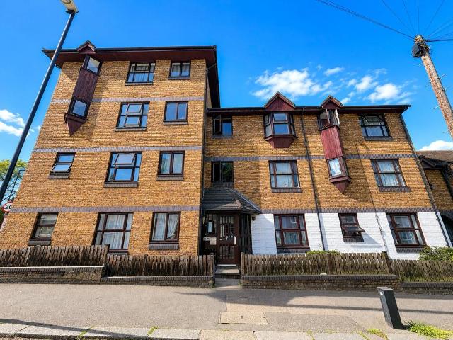 Flat for sale in London Borough of Lewisham, Ladywell