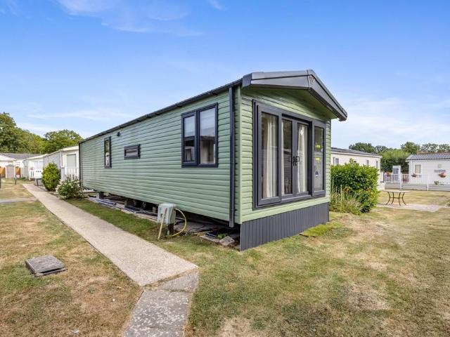 Flat for sale in Woodmancote, Horsham