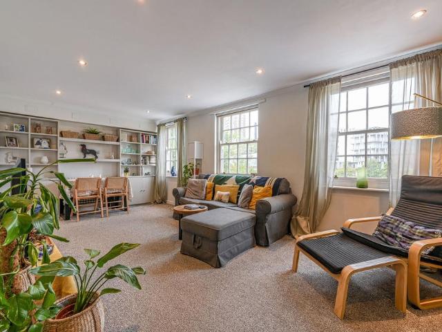 Flat for sale in Plumstead, Greater London