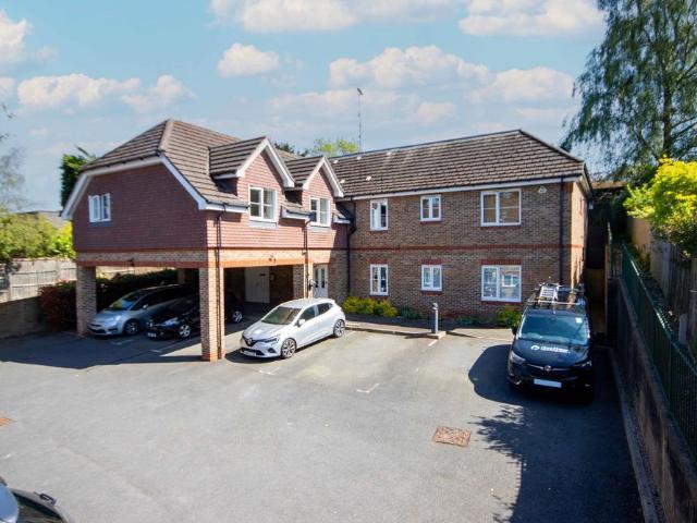 Flat for sale in Heronsgate, Batchworth