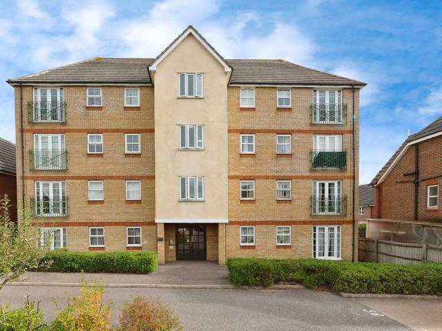 Flat for sale in Grays, Essex