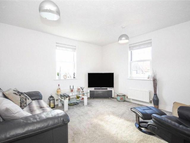 Flat for sale in Chancellor Park, Chelmsford