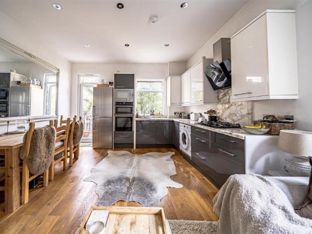 Flat for sale in Shepherd's Bush, Greater London