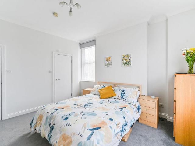 Flat for sale in London Borough of Croydon, Norbury