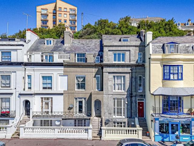 Flat for sale in Bohemia, Guestling Green