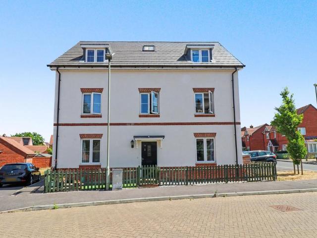 Flat for sale in Crowdhill, Helford
