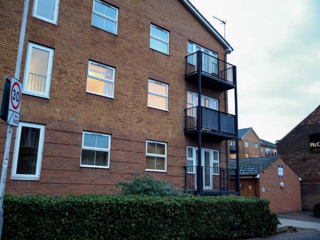 Flat for sale in Spring Park, Luton