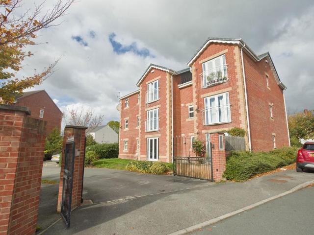 Flat for sale in Featherstone, Streethouse
