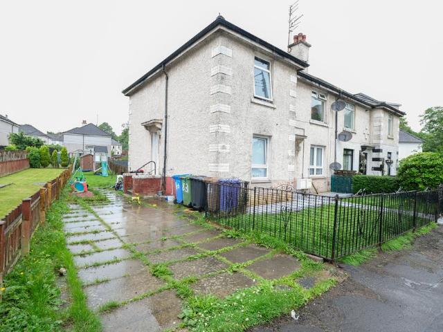Flat for sale in Craigton, Scotland