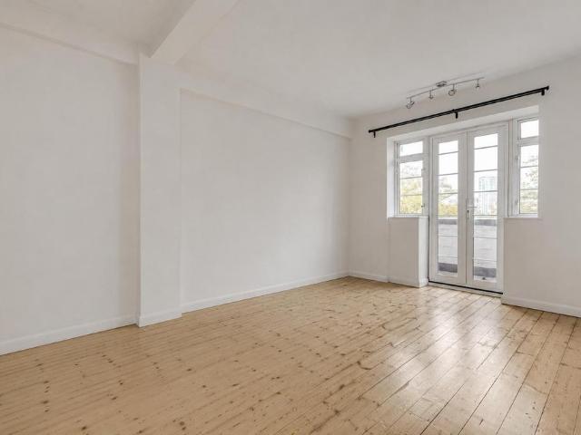 Flat for sale in West Kensington, Greater London