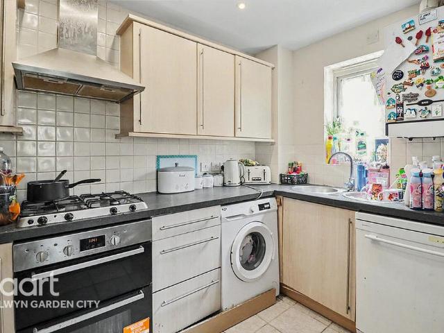 Flat for sale in Hatfield, Fretherne