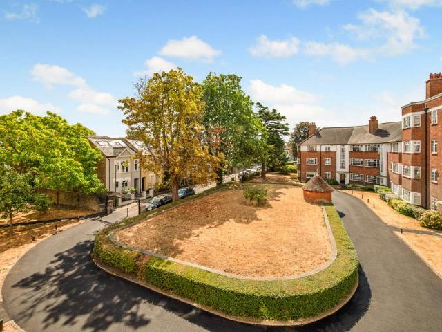 Flat for sale in Mortlake, Greater London