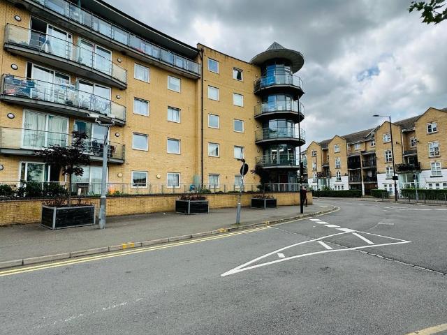 Flat for sale in London Borough of Hounslow, Greater London