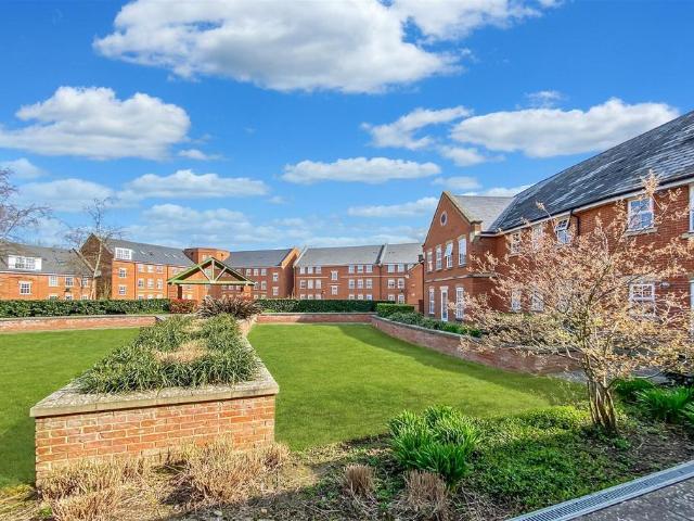 Flat for sale in Walton, Aylesbury
