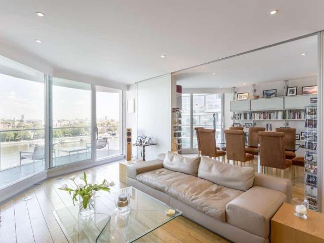 Flat for sale in Battersea, Greater London