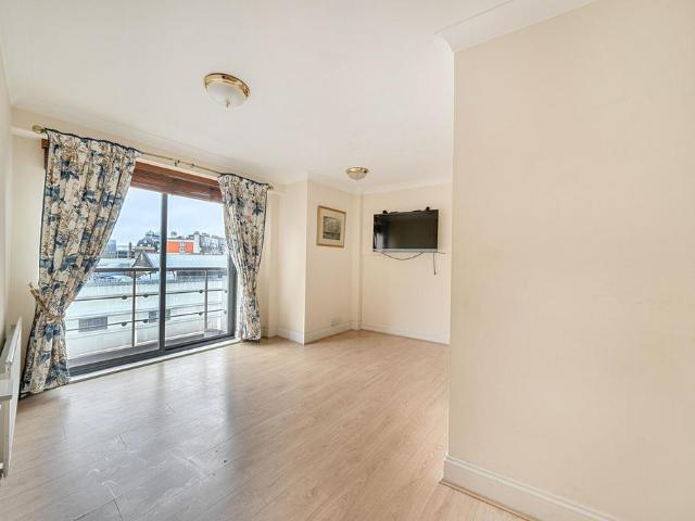 Flat for sale in Victoria, Greater London