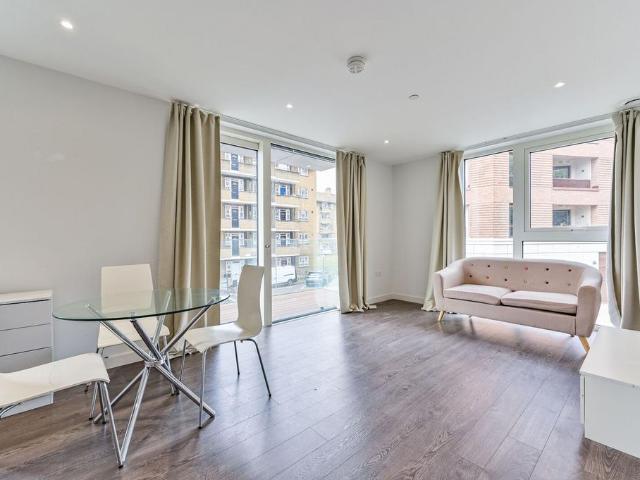 Flat for sale in Woodberry Down, Stamford Hill