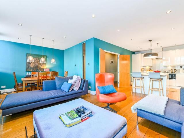Flat for sale in Finsbury Park, Greater London
