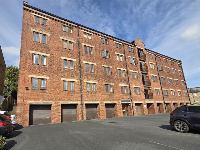 Flat for sale in Riddlesden, West Yorkshire