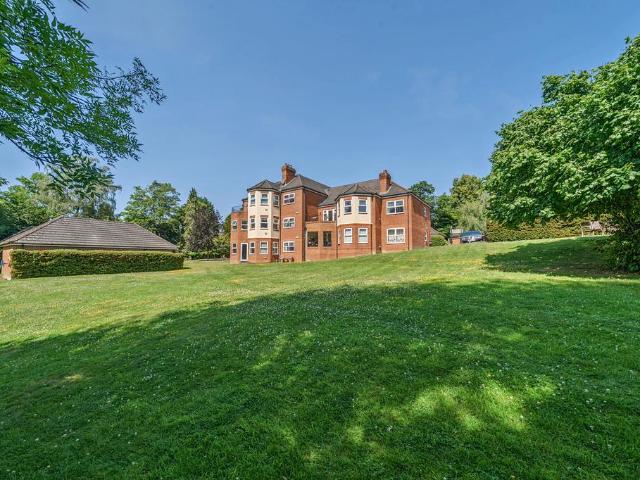 Flat for sale in Hale, Waverley