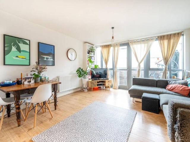 Flat for sale in E7, London