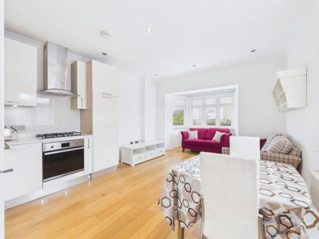 Flat for sale in Hendon, Greater London