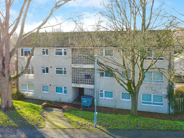 Flat for sale in Pouchen End, Hertfordshire