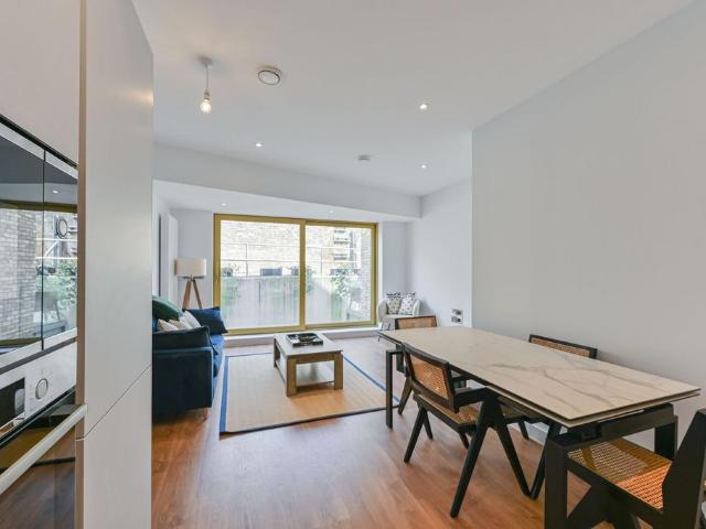 Flat for sale in Summerstown, Greater London